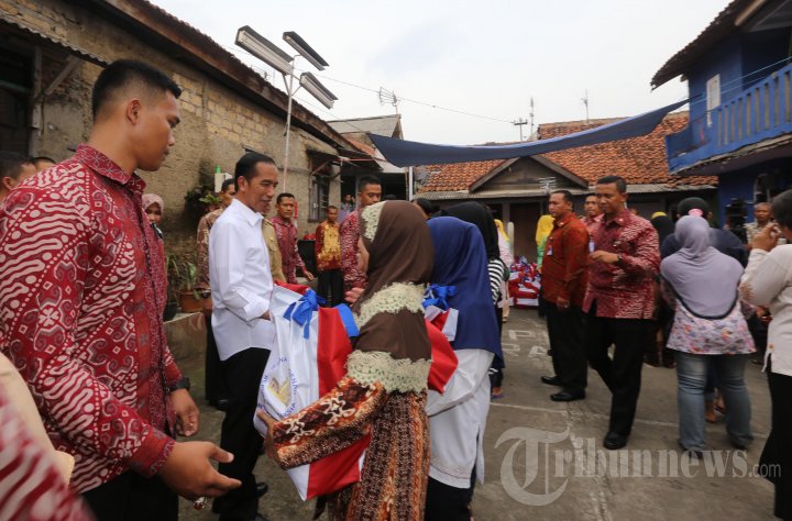 Jokowi Bagi Sembako