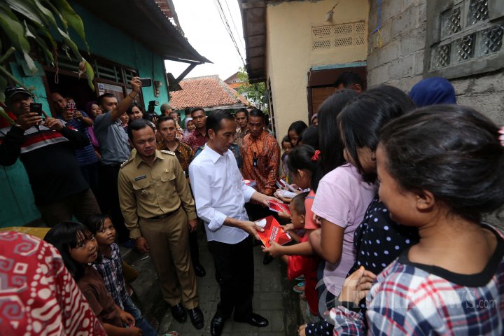 Jokowi Bagi Sembako