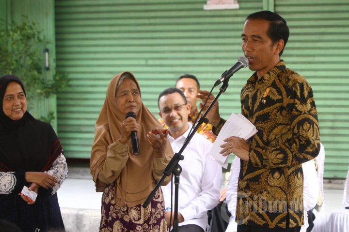 Jokowi Bagikan Kartu Sakti