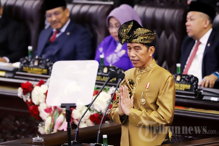 Presiden RI Joko Widodo (Jokowi) mengenakan pakaian adat Sasak NTB saat menyampaikan Pidato Kenegaraan pada Sidang Bersama DPR dan DPD RI Tahun 2019 di Kompleks Parlemen, Senayan, Jakarta Pusat, Jumat (16/8/2019). Pada pidatonya tersebut Jokowi menyampaikan izinnya untuk memindahkan Ibu Kota dari Jakarta ke Kalimantan. 