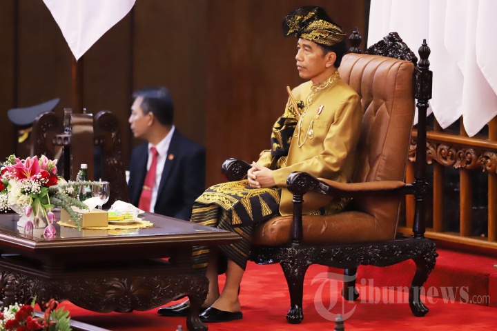 Presiden RI Joko Widodo (Jokowi) mengenakan pakaian adat Sasak NTB saat menyampaikan Pidato Kenegaraan pada Sidang Bersama DPR dan DPD RI Tahun 2019 di Kompleks Parlemen, Senayan, Jakarta Pusat, Jumat (16/8/2019). Pada pidatonya tersebut Jokowi menyampaikan izinnya untuk memindahkan Ibu Kota dari Jakarta ke Kalimantan. 