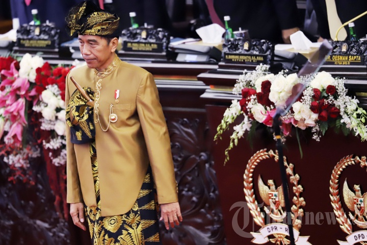 Presiden RI Joko Widodo (Jokowi) mengenakan pakaian adat Sasak NTB saat menyampaikan Pidato Kenegaraan pada Sidang Bersama DPR dan DPD RI Tahun 2019 di Kompleks Parlemen, Senayan, Jakarta Pusat, Jumat (16/8/2019). Pada pidatonya tersebut Jokowi menyampaikan izinnya untuk memindahkan Ibu Kota dari Jakarta ke Kalimantan. 