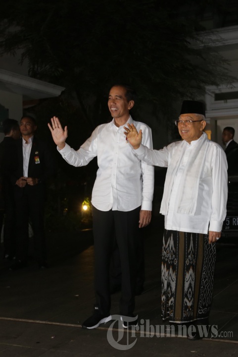 Calon Presiden 01 Joko Widodo dan Cawapres Ma'ruf Amin melambaikan tangan saat akan berangkat ke Lanud Halim Perdanakusuma dari kediaman Ma'ruf Amin di Jalan Situbondo Menteng, Jakarta Pusat, Kamis (27/6/2019) malam. Jokowi menjemput Cawapresnya untuk nonton bareng sidang putusan PHPU Mahkamah Konstitusi di Lanud Halim. Jokowi akan berangkat ke Osaka untuk KTT G20. 