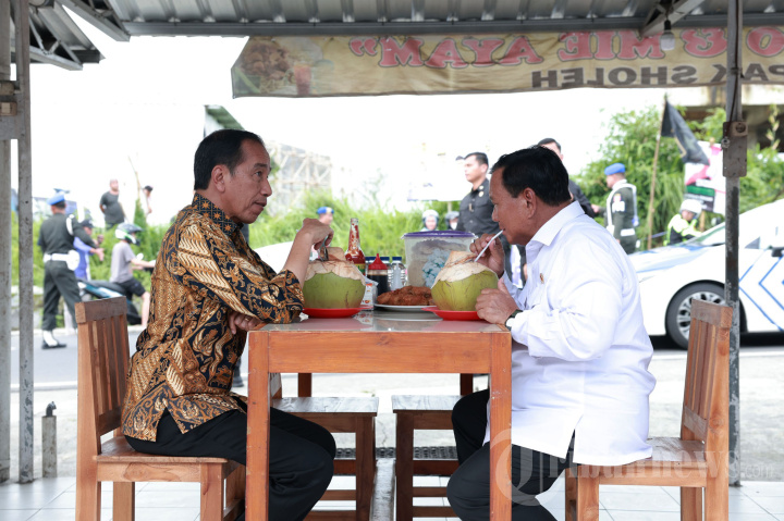 Jokowi dan Prabowo Santap Bakso Bandongan di Magelang