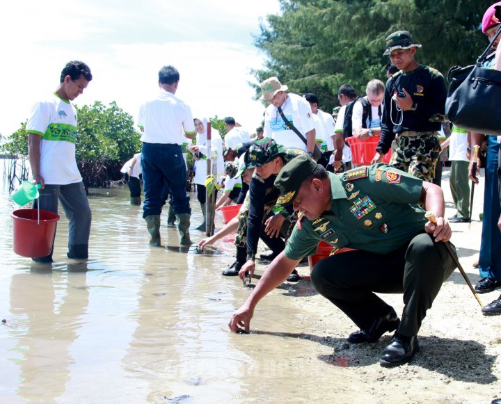 Jokowi di Acara Gerakan Nasional Penyelamatan Tumbuhan dan Satwa