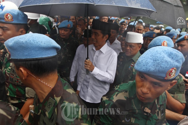 Berhujan-hujanan Jokowi Gabung dengan Massa Aksi 212 untuk Salat Jumat