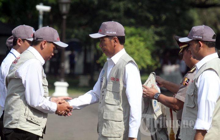 Jokowi Lepas Guru Garis Depan