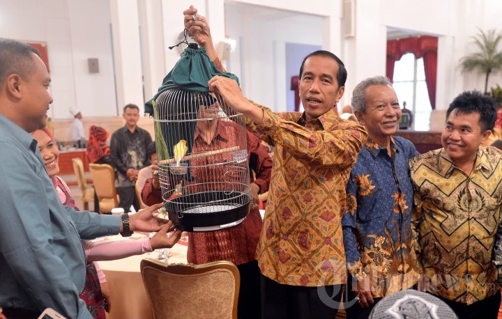 Jokowi Mendapat Hadiah Sangkar Burung