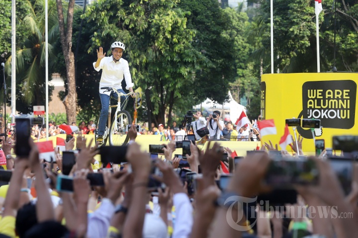 Jokowi Naik Sepeda Hadiri Deklarasi Alumni Universitas Indonesia