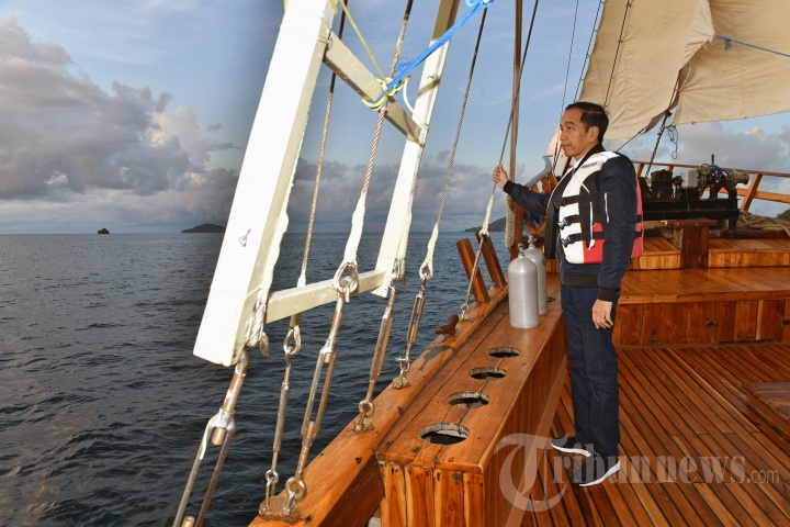 Jokowi Nikmati Sunset dari Atas Kapal Pinisi di Labuan Bajo