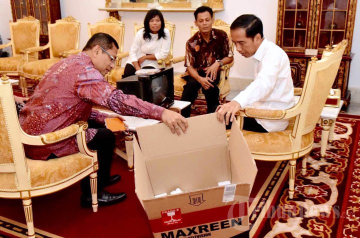 Jokowi Temui Perakit Televisi Asal Karanganyar