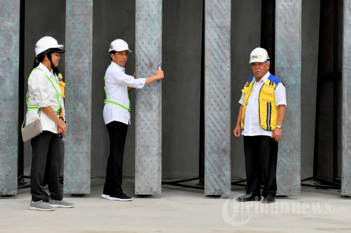 Jokowi Tinjau Proses Pembangunan Gedung Kantor Presiden di IKN