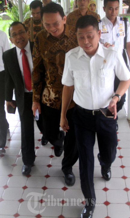 Jonan dan Ahok Berbicang Berjalan Menuju Rapat Kabinet Terbatas