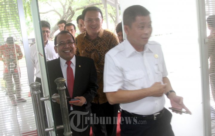 Jonan dan Ahok Berbicang Berjalan Menuju Rapat Kabinet Terbatas