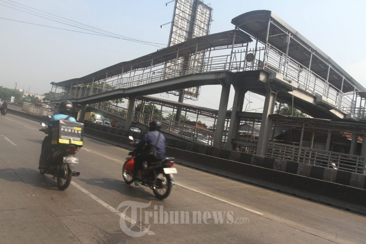 JPO Halte Busway Transjakarta Basmol Putus
