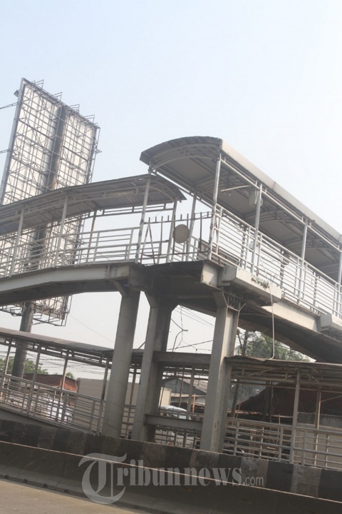 JPO Halte Busway Transjakarta Basmol Putus