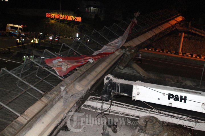 JPO Tol BSD Ambruk Tertabrak Truk