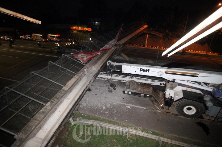 JPO Tol BSD Ambruk Tertabrak Truk