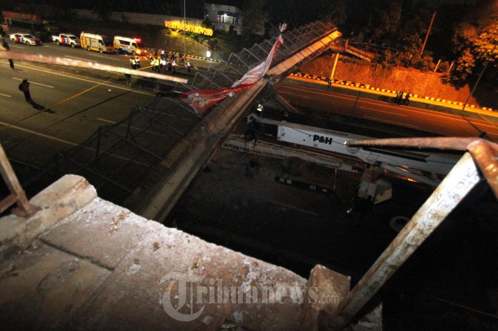 JPO Tol BSD Ambruk Tertabrak Truk