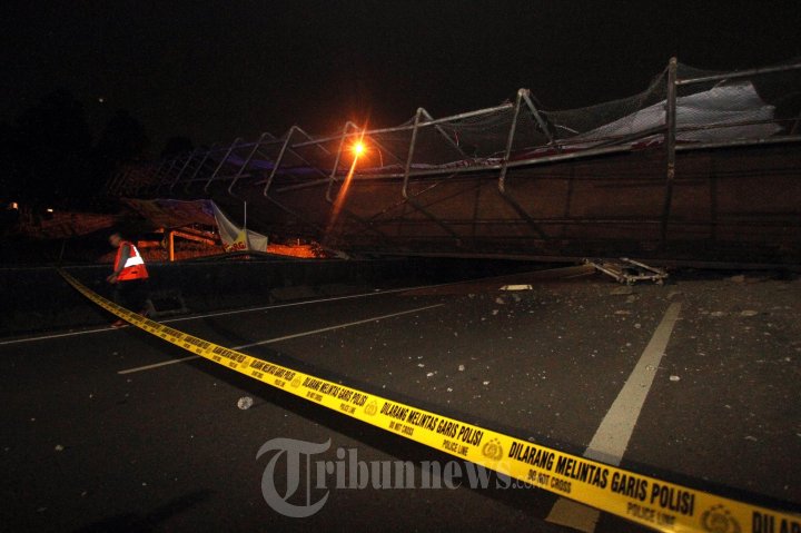 JPO Tol BSD Ambruk Tertabrak Truk