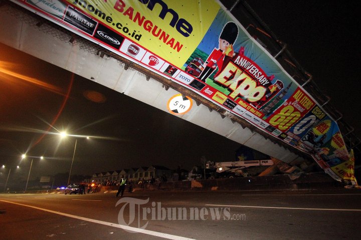 JPO Tol BSD Ambruk Tertabrak Truk