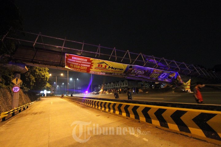 JPO Tol BSD Ambruk Tertabrak Truk