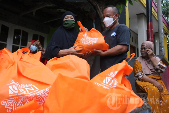 Jurnalis Peduli Bagikan Paket Sembako