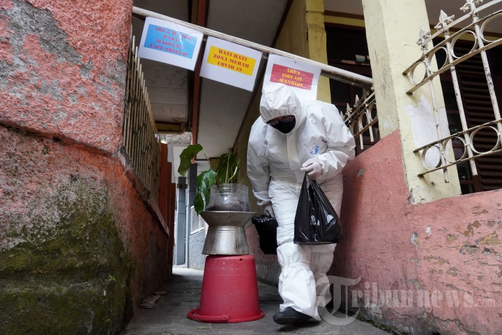 Kader PKK Bagikan Makanan pada Warga Terpapar Covid-19