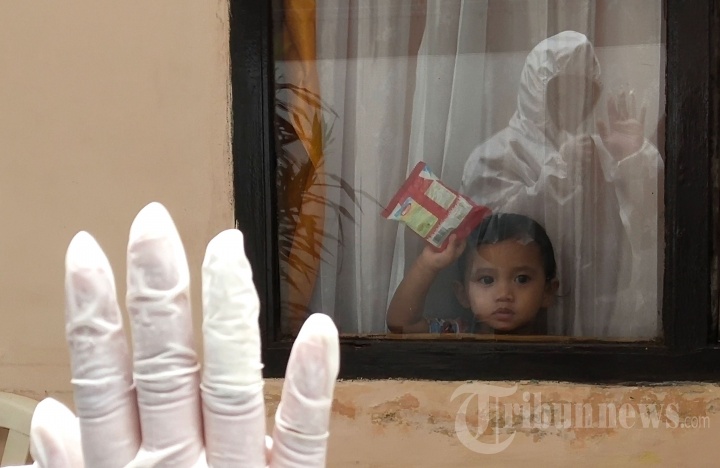 Kader PKK Bagikan Makanan pada Warga Terpapar Covid-19