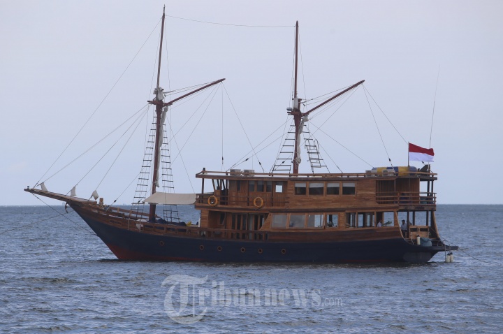 Kapal Augustine Phinisi Bersandar di Taman Impian Jaya Ancol
