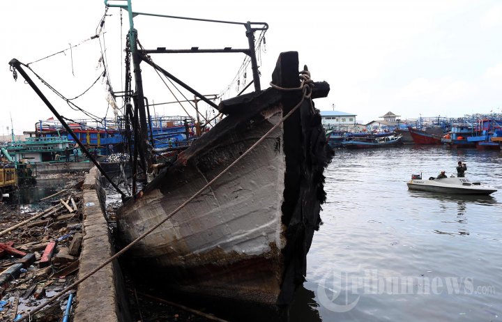 Kapal Nelayan Terbakar di Pelabuhan Muara Angke
