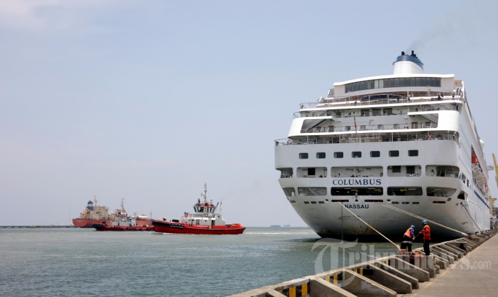 Kapal Pesiar MV Columbus Berlabuh di Semarang dan Turunkan Penumpang