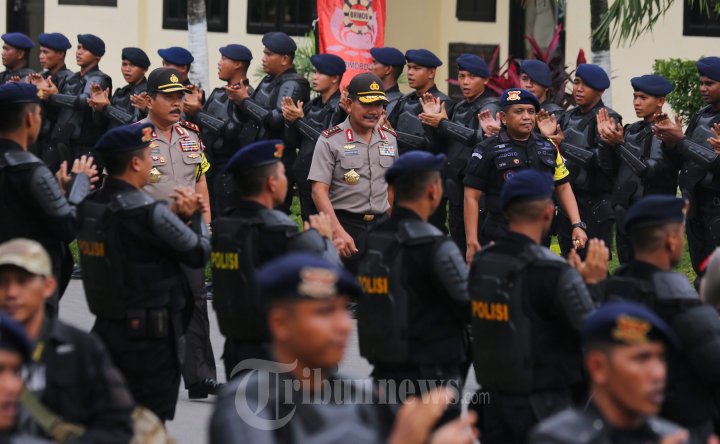 Kapolri Periksa Apel Simulasi Pengamanan Pilkada Serentak 2015