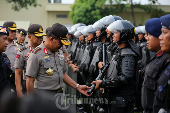 Kapolri Periksa Apel Simulasi Pengamanan Pilkada Serentak 2015
