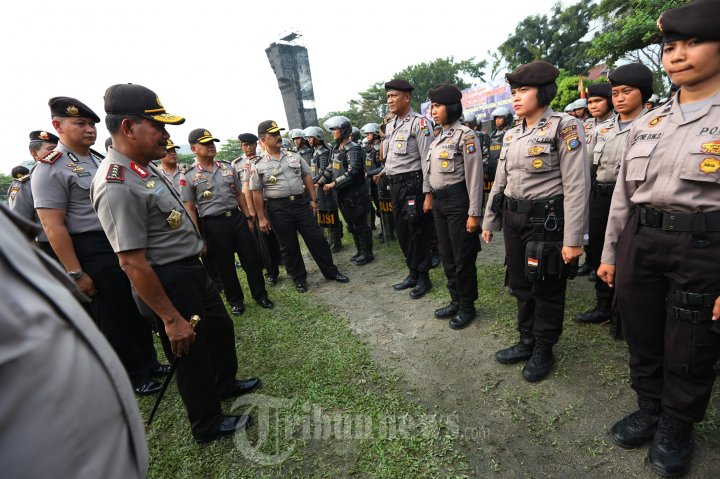 Kapolri Periksa Apel Simulasi Pengamanan Pilkada Serentak 2015