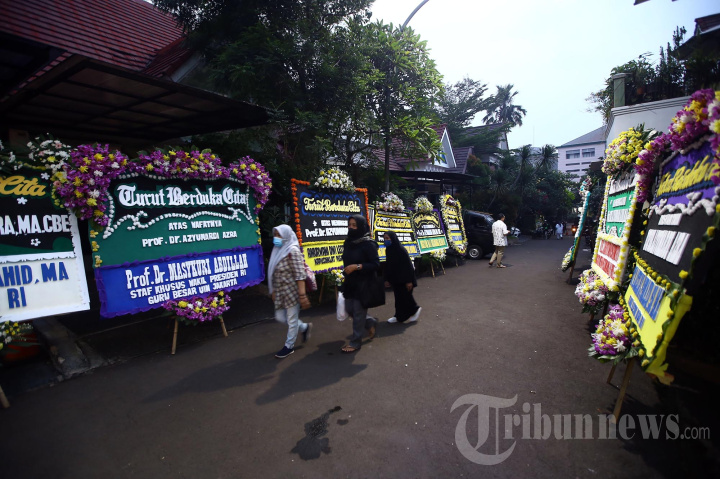 Karangan Bunga Duka Cita Penuhi Rumah Almarhum Ketua Dewan Pers Azyumardi Azra