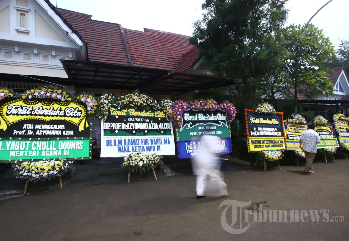 Karangan Bunga Duka Cita Penuhi Rumah Almarhum Ketua Dewan Pers Azyumardi Azra