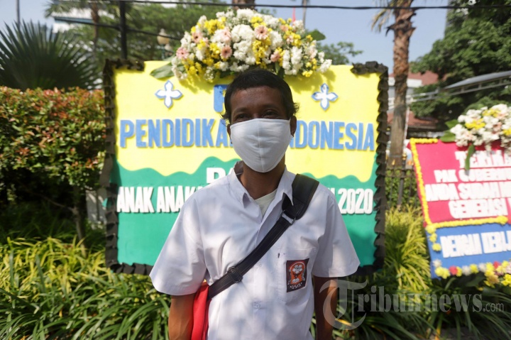 Karangan Bunga Protes PPDB Penuhi Balai Kota DKI Jakarta