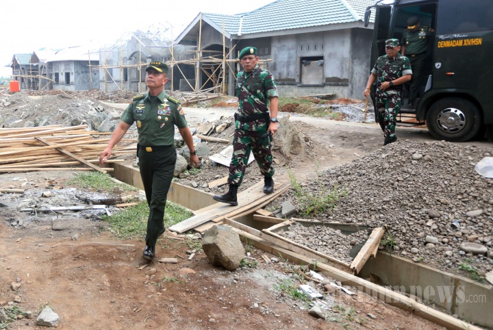 Kepala Staf Angkatan Darat (KSAD), Jenderal TNI Mulyono (depan) meninjau pembangunan perumahan saat mengunjungi Markas Divisi Infanteri 3/Kostrad di Dusun Borong Rappo, Desa Sokolia, Kecamatan Bontomarannu, Gowa, Sulsel, Rabu (30/5/18). Kunjungan itu pun sekaligus meninjau proses pembangunan markas yang sudah mulai dibangun sejak awal Januari lalu. Divisi Infanteri 3/Kostrad ini nantinya berisi tiga brigade dan sembilan batalyon yang memiliki luas lahan 72 Ha dengan sarana umum, perkantoran, sarana olahraga prajurit dan perumahan. Dibangun secara bertahap dan ditarget selesai pada tahun 2024 mendatang. 