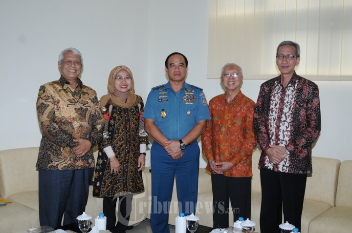 Kasal Laksamana TNI Ade Supandi Raih S2 Universitas Hang Tuah