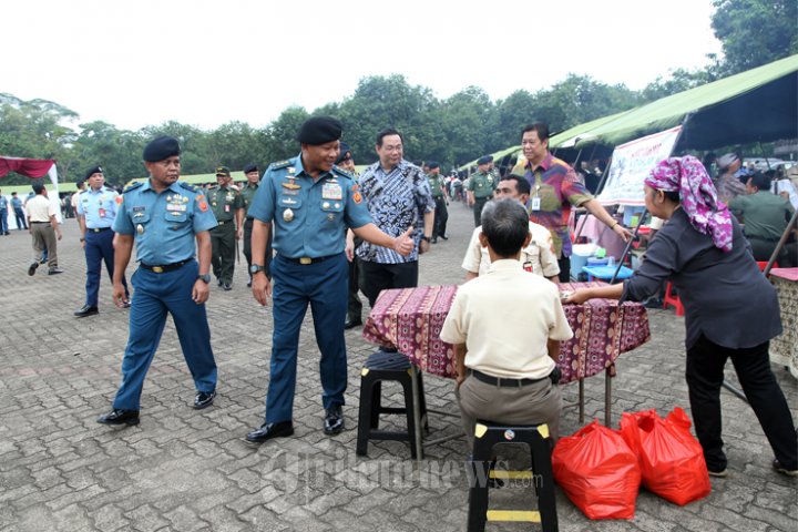 Kasum TNI Buka Bazar Murah di Mabes TNI