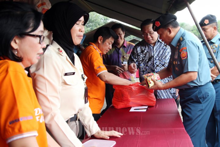 Kasum TNI Buka Bazar Murah di Mabes TNI