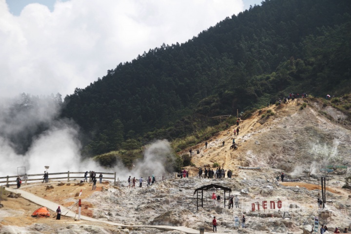 Wisatawan mengunjungi Kawang Sikidang di Kawasan Wisata Dieng di Kabupaten Banjarnegara, Minggu (5/8/2017). Kawah yang masih menunjukkan aktivitas vulkanik menjadi daya tarik pengunjung. 