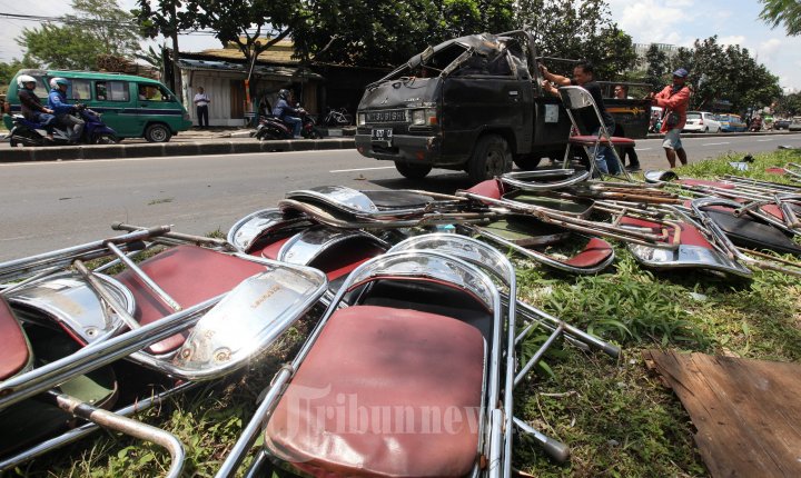 Kecelakaan Lalulintas Mobil Bak Terguling