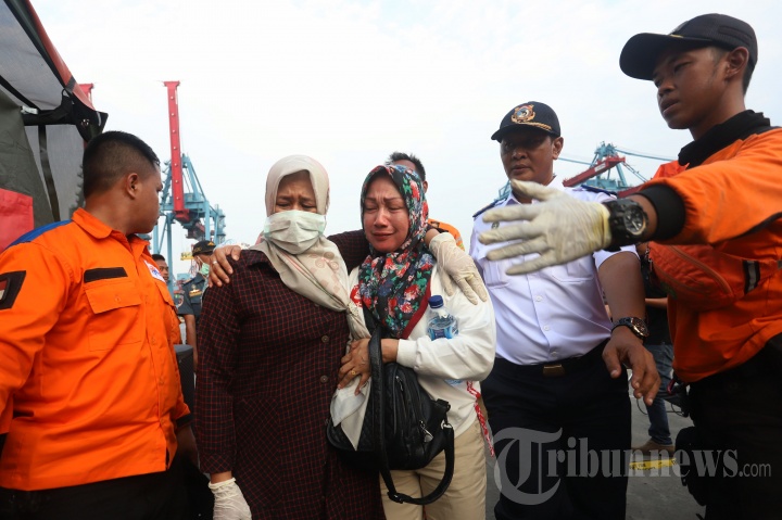 Keluarga Korban Datangi Posko Evakuasi di Tanjung Priok