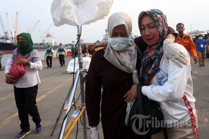 Keluarga Korban Datangi Posko Evakuasi di Tanjung Priok