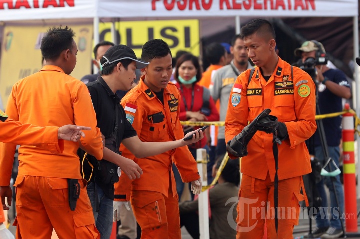 Keluarga Korban Datangi Posko Evakuasi di Tanjung Priok