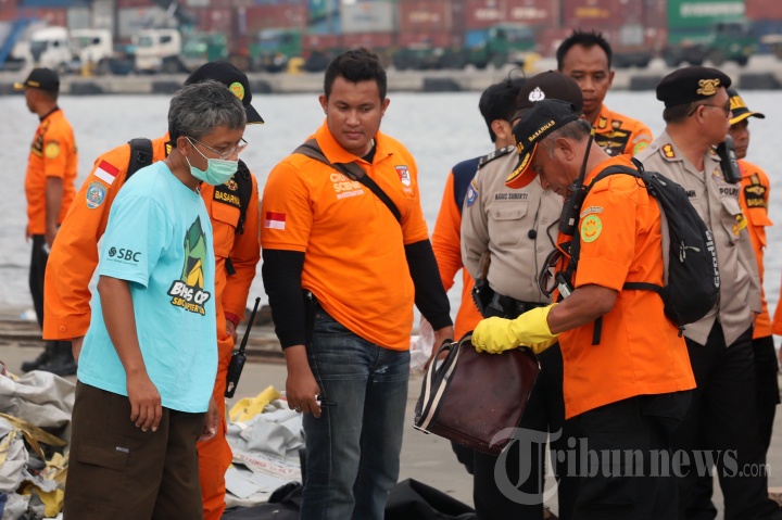 Keluarga Korban Datangi Posko Evakuasi di Tanjung Priok