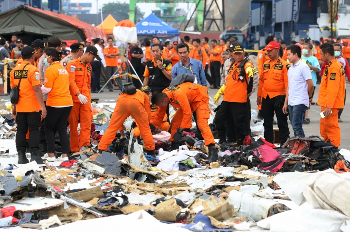 Keluarga Korban Datangi Posko Evakuasi di Tanjung Priok
