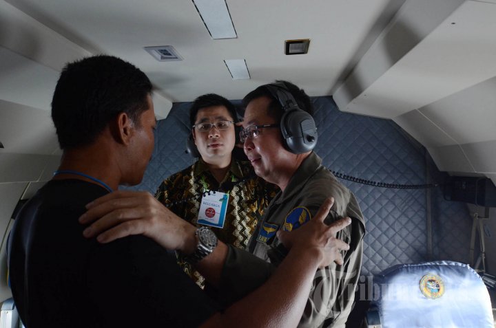 Keluarga Korban Ikut Pencarian AirAsia